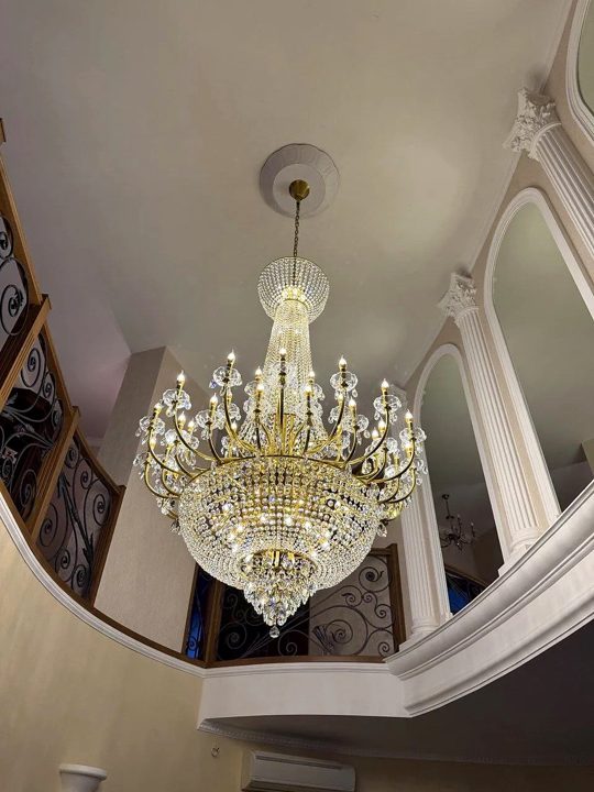 Хрустальная люстра с латунным каркасом в холле частного дома