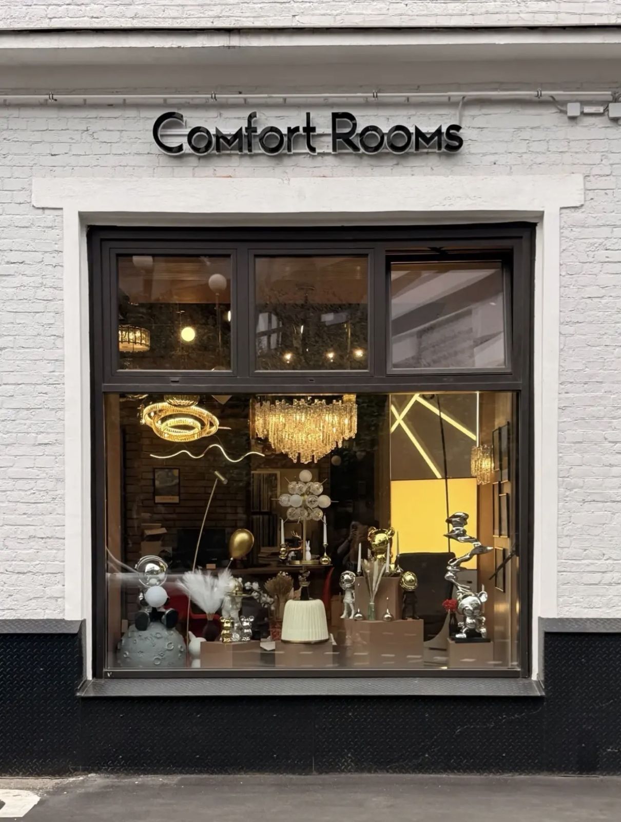 Витрина шоу-рума Comfort Rooms в ARTPLAY